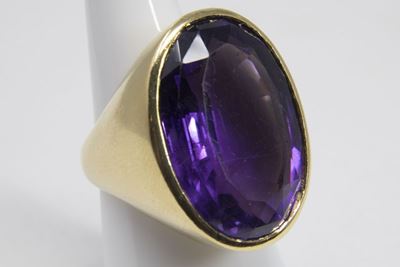 Anello in Oro Giallo e Ametista Ovale Centrale