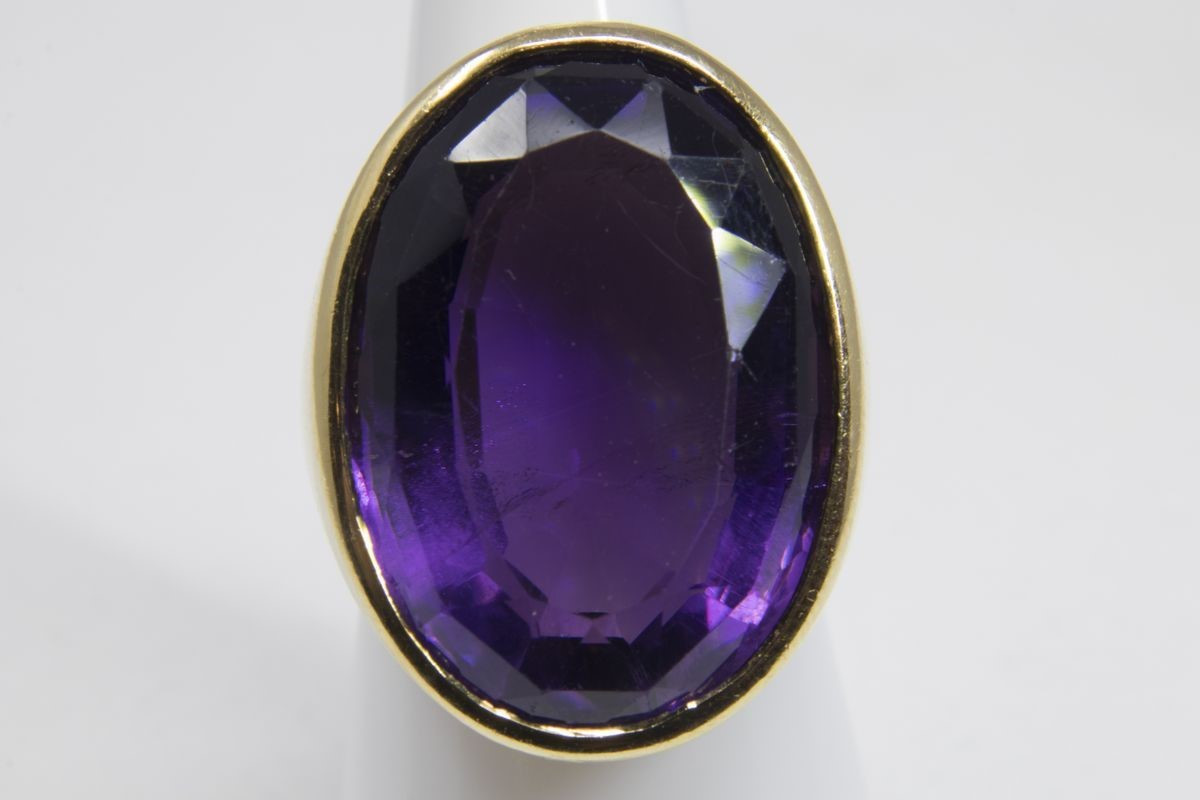 Anello in Oro Giallo e Ametista Ovale Centrale