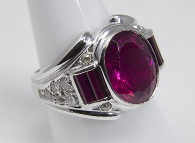 Anello in Oro Bianco, Spinello Rosso Ovale Centrale, Particolari Cilindrici in Pietra Rossa e Bri...