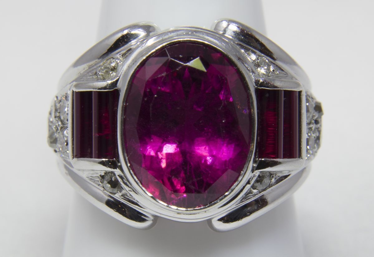 Anello in Oro Bianco, Spinello Rosso Ovale Centrale, Particolari Cilindrici in Pietra Rossa e Bri...