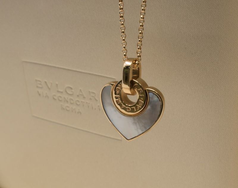 Bulgari Collana con Pendente a Cuore in Oro Rosa e Madreperla