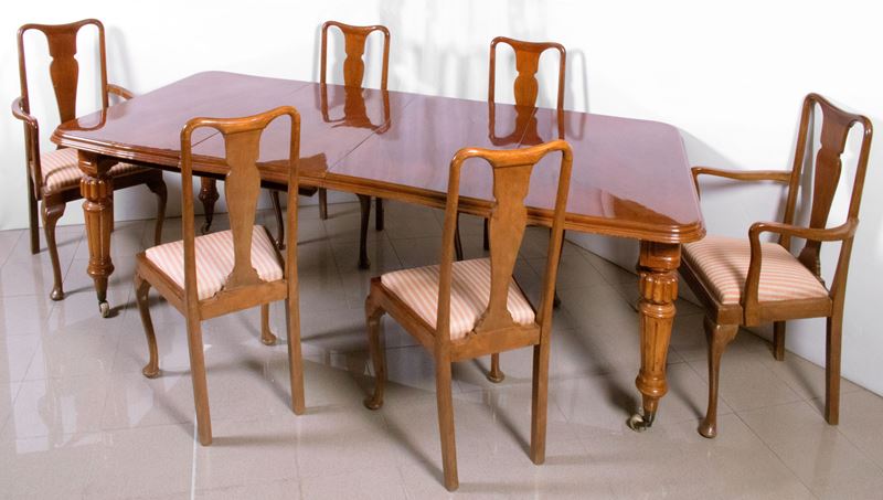 Un tavolo, due poltrone e quattro sedie in legno di mogano