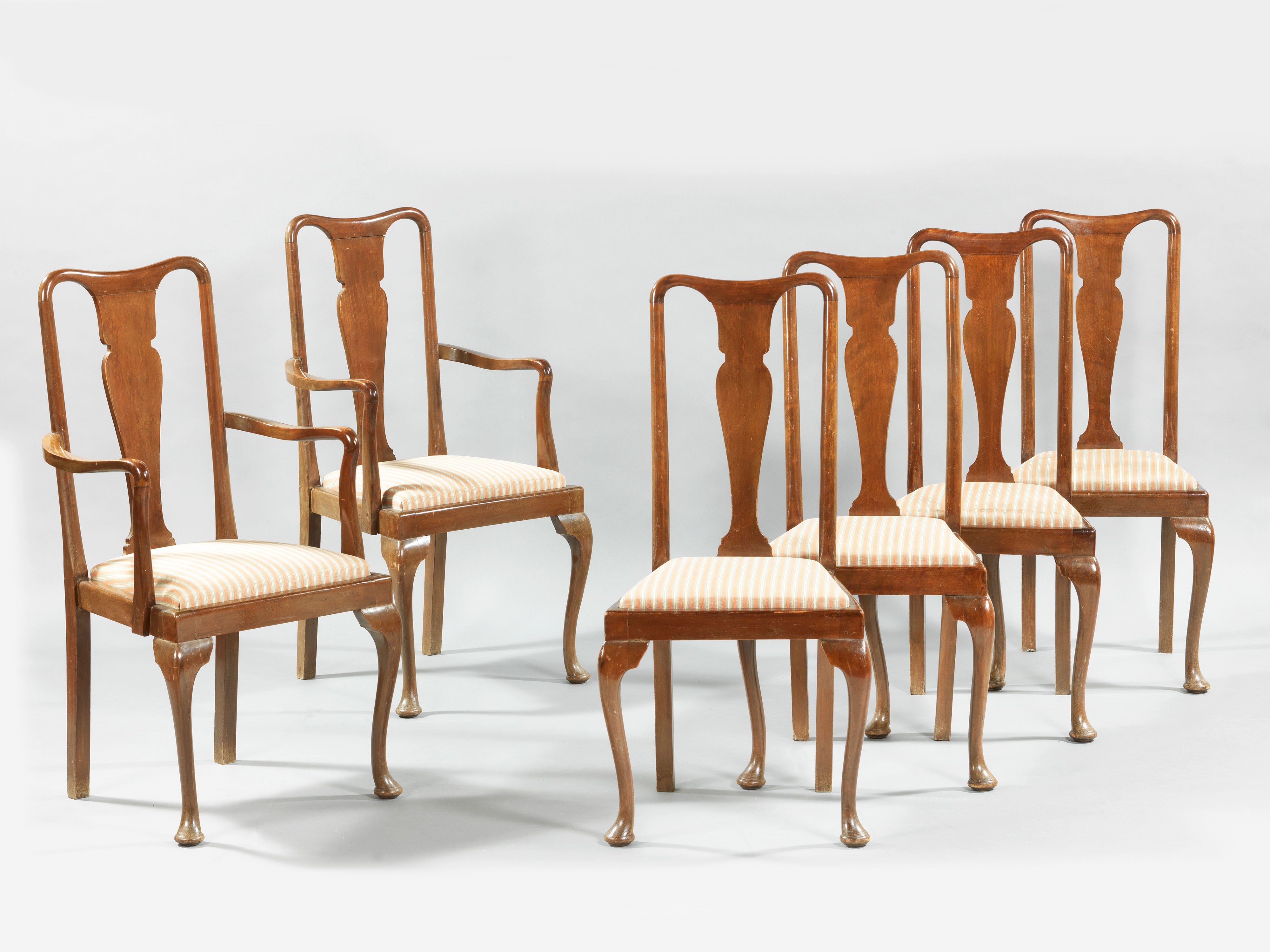 Un tavolo, due poltrone e quattro sedie in legno di mogano