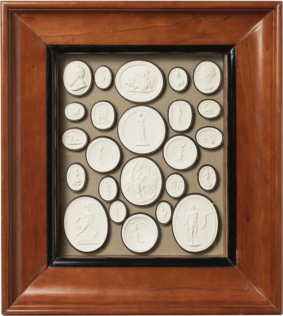 Quattro Cornici con Collezione di Cammei in Gesso