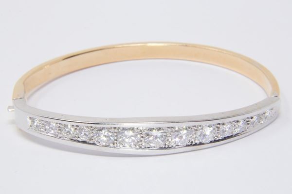 Bracciale rigido in oro giallo e bianco con pavé di diamanti  - Auction Jewels and Watches - Casa d'aste Farsettiarte