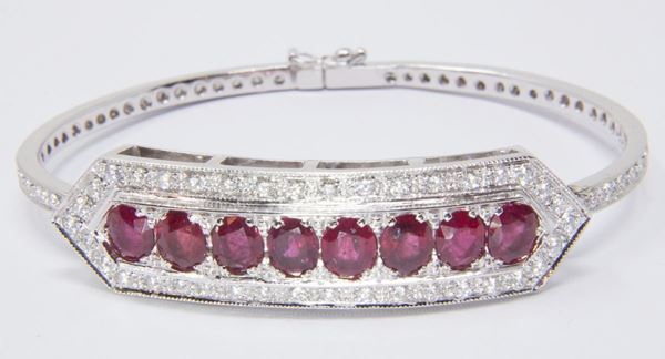 Bracciale rigido in oro bianco, rubini e brillanti  - Auction Jewels and Watches - Casa d'aste Farsettiarte
