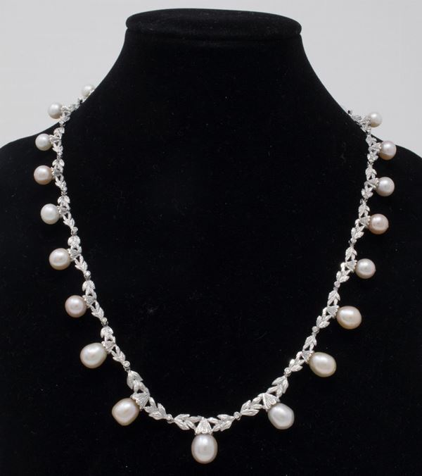 Collana girocollo in oro bianco con perle e piccoli diamanti  - Auction Jewels and Watches - Casa d'aste Farsettiarte