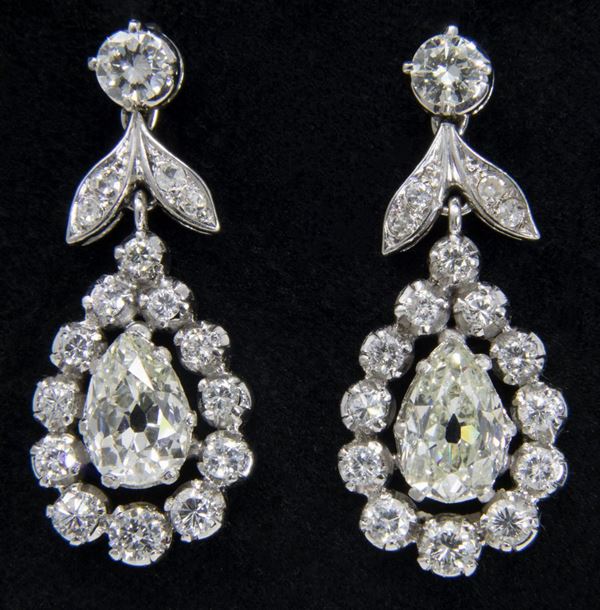 Orecchini a goccia pendenti in oro bianco e diamanti  - Auction Jewels and Watches - Casa d'aste Farsettiarte