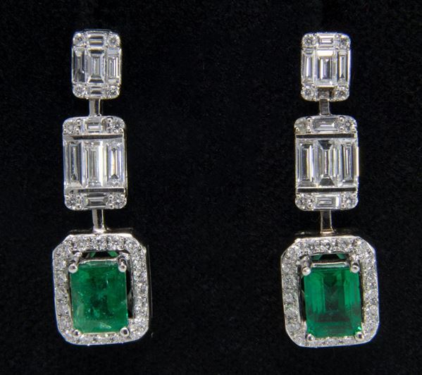 Orecchini pendenti in oro bianco, smeraldi e diamanti  - Auction Jewels and Watches - Casa d'aste Farsettiarte
