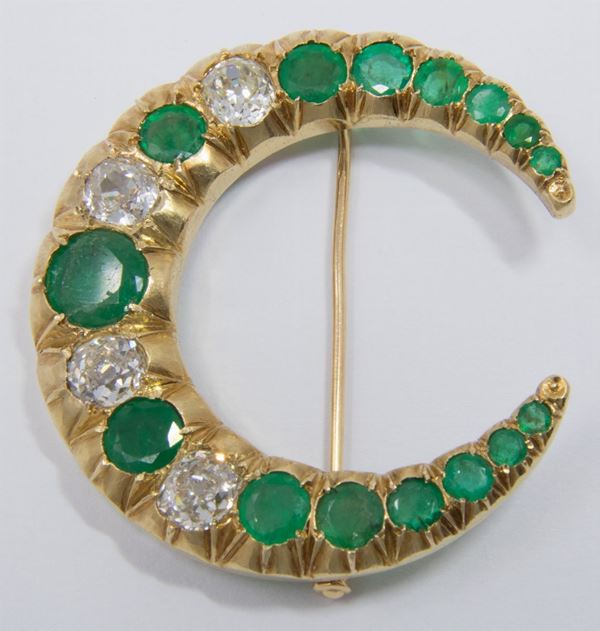 Spilla a mezzaluna in oro giallo con diamanti e smeraldi  - Auction Jewels and Watches - Casa d'aste Farsettiarte
