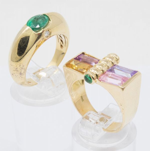 Due anelli in oro giallo e pietre varie  - Asta Gioielli e Orologi - Casa d'aste Farsettiarte