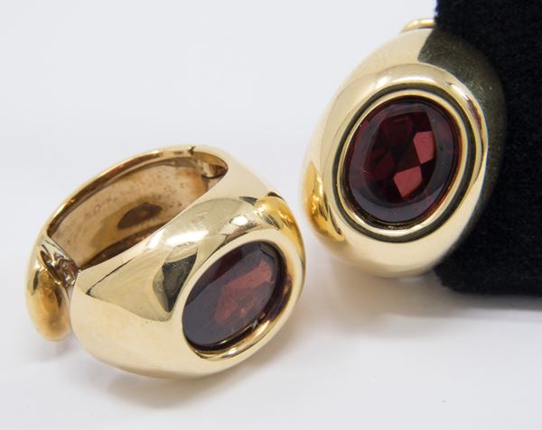 Orecchini ovoidali a clips in oro giallo e granati  - Auction Jewels and Watches - Casa d'aste Farsettiarte