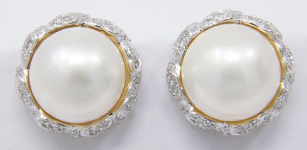 Orecchini a clips in oro bianco, con perle Mabe e brillanti