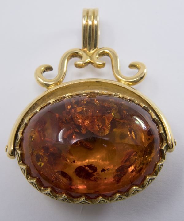 Pendente ovale in oro giallo e ambra  - Auction Jewels and Watches - Casa d'aste Farsettiarte