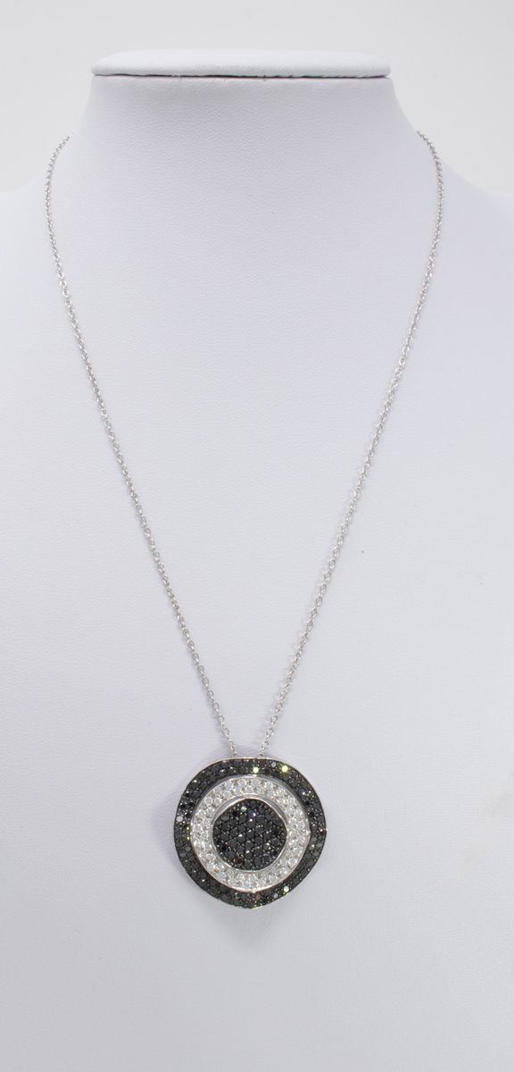 Collana con pendente in oro bianco e diamanti bianchi e neri  - Auction Jewels and Watches - Casa d'aste Farsettiarte