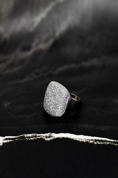 Anello in Oro Bianco a Fascia Bombata con Pavé di Brillanti
