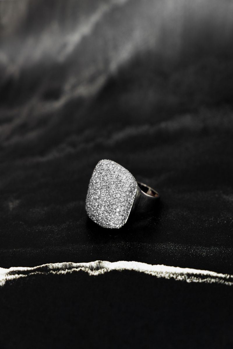 Anello in Oro Bianco a Fascia Bombata con Pavé di Brillanti
