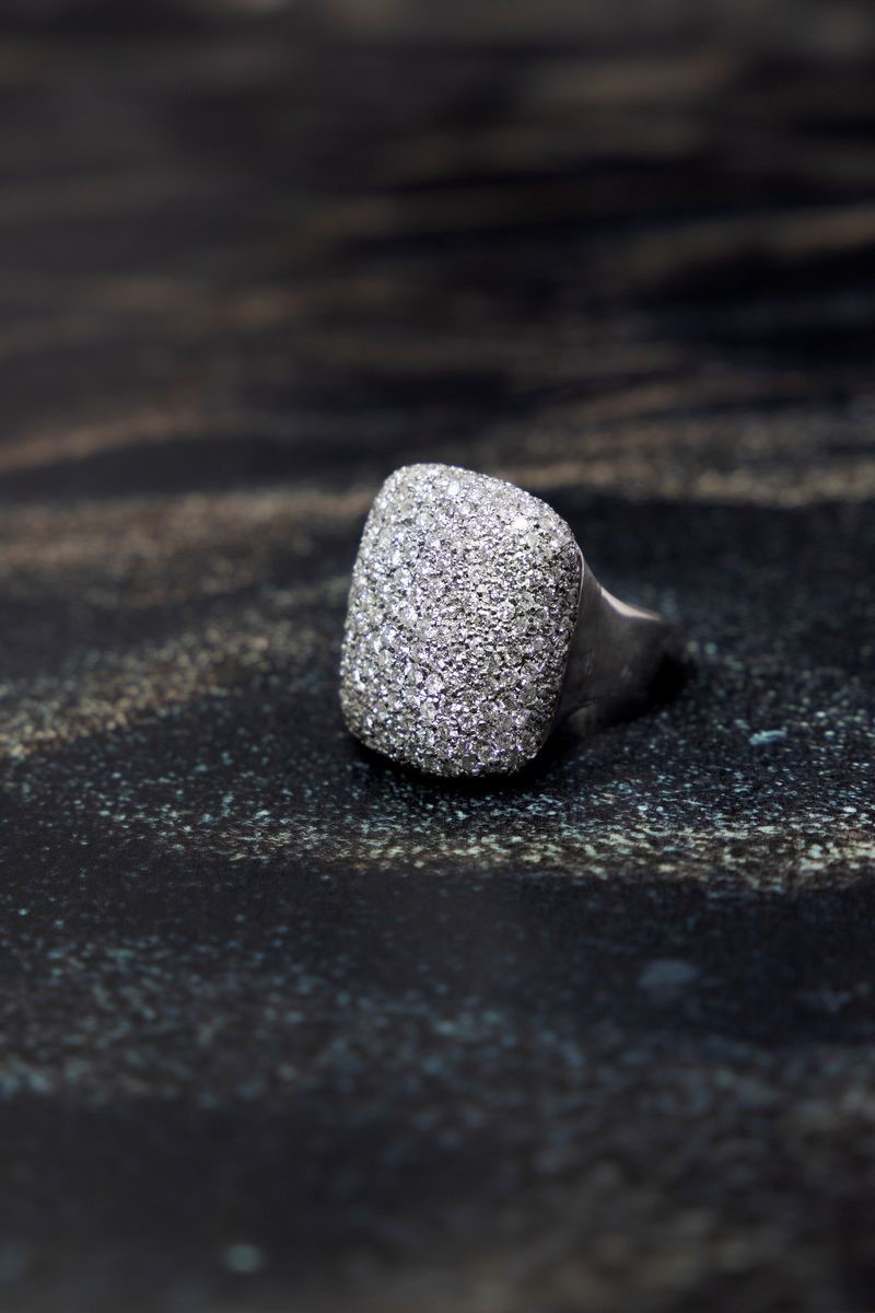 Anello in Oro Bianco a Fascia Bombata con Pavé di Brillanti