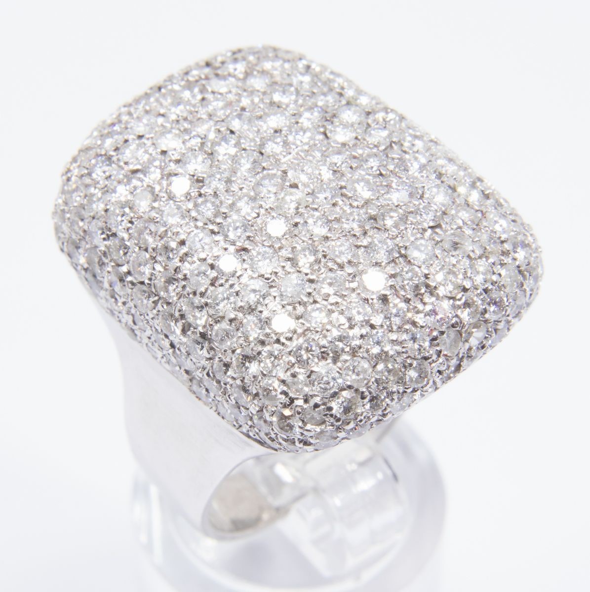 Anello in Oro Bianco a Fascia Bombata con Pavé di Brillanti