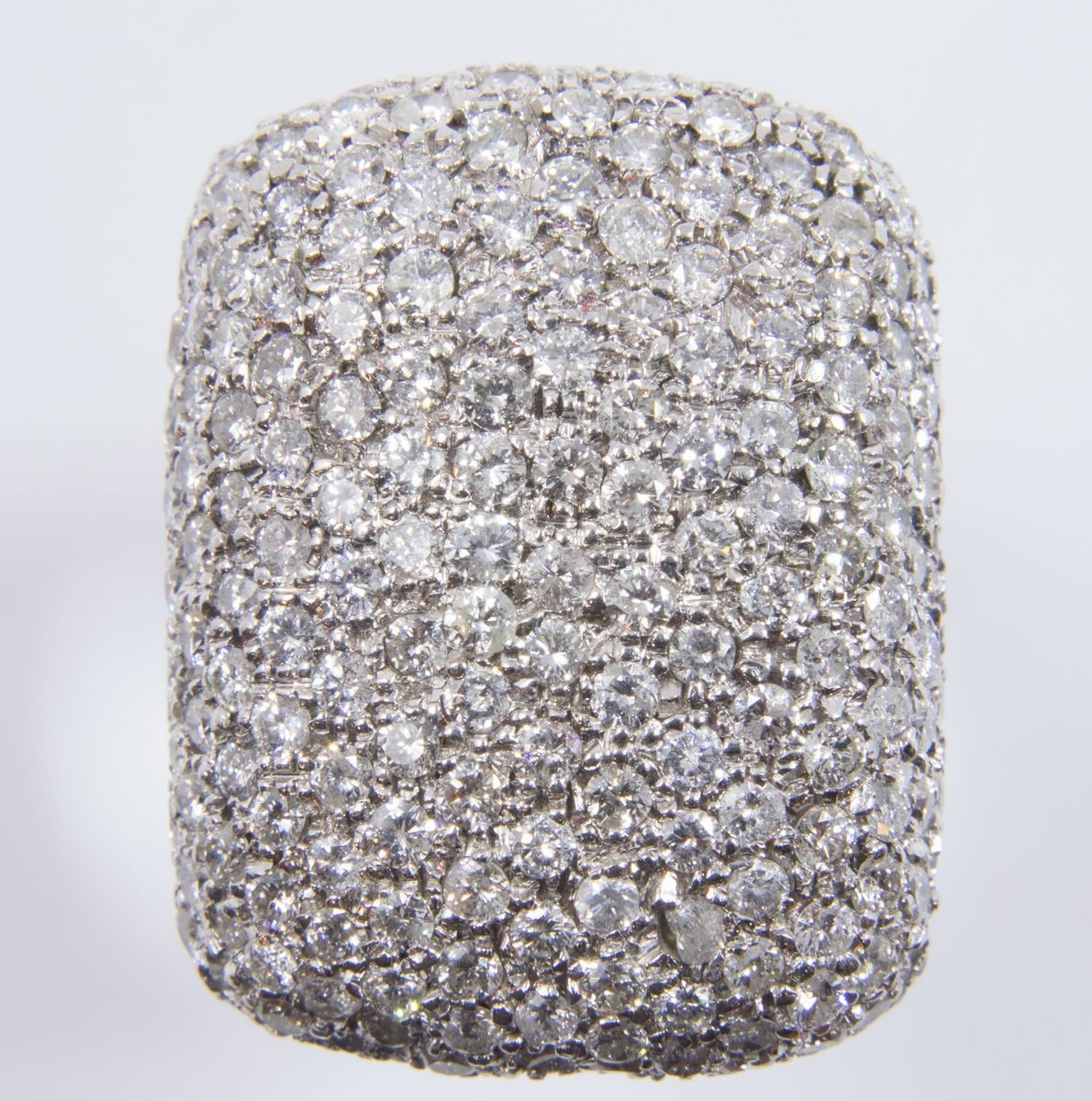 Anello in Oro Bianco a Fascia Bombata con Pavé di Brillanti
