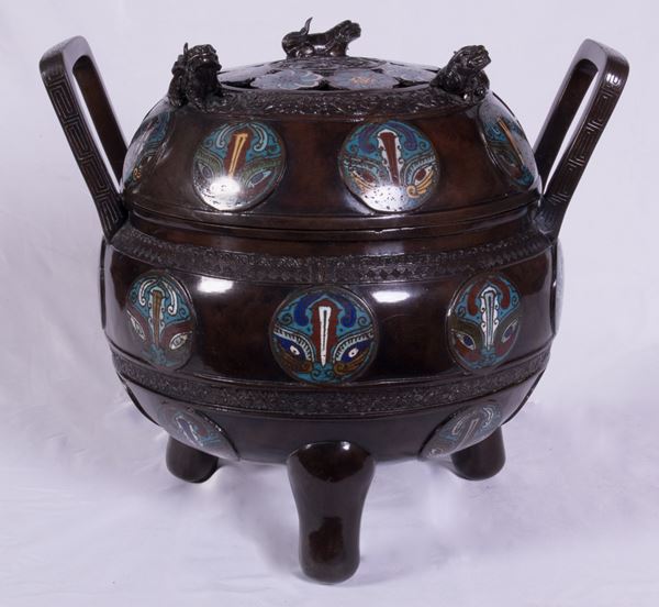Grande vaso votivo in bronzo brunito  (prima metà del XX secolo.)  - Auction PARADE I - OLD MASTERS AND FORNITURES - Casa d'aste Farsettiarte