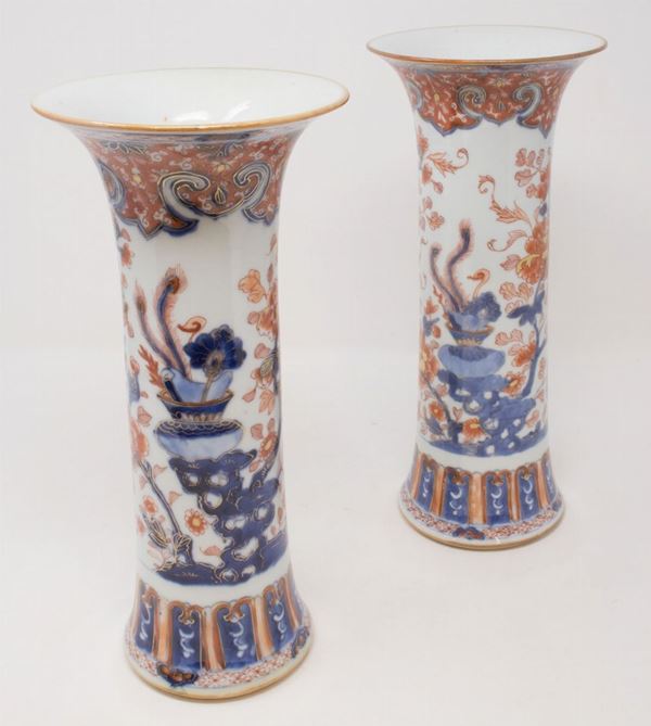 Coppia di vasi alambicco in porcellana policroma