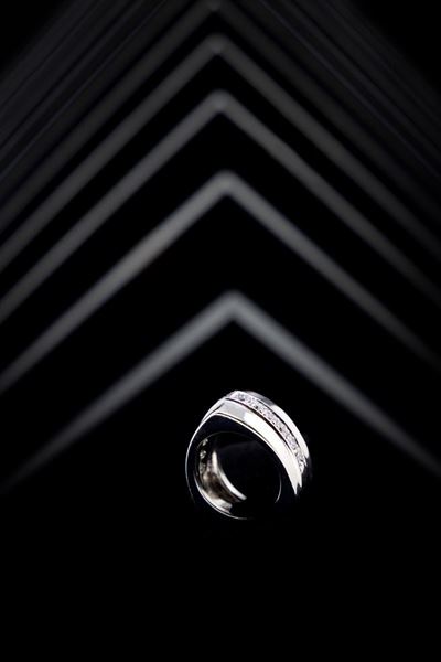 Anello a Fascia Bombata in Oro Bianco e Brillanti