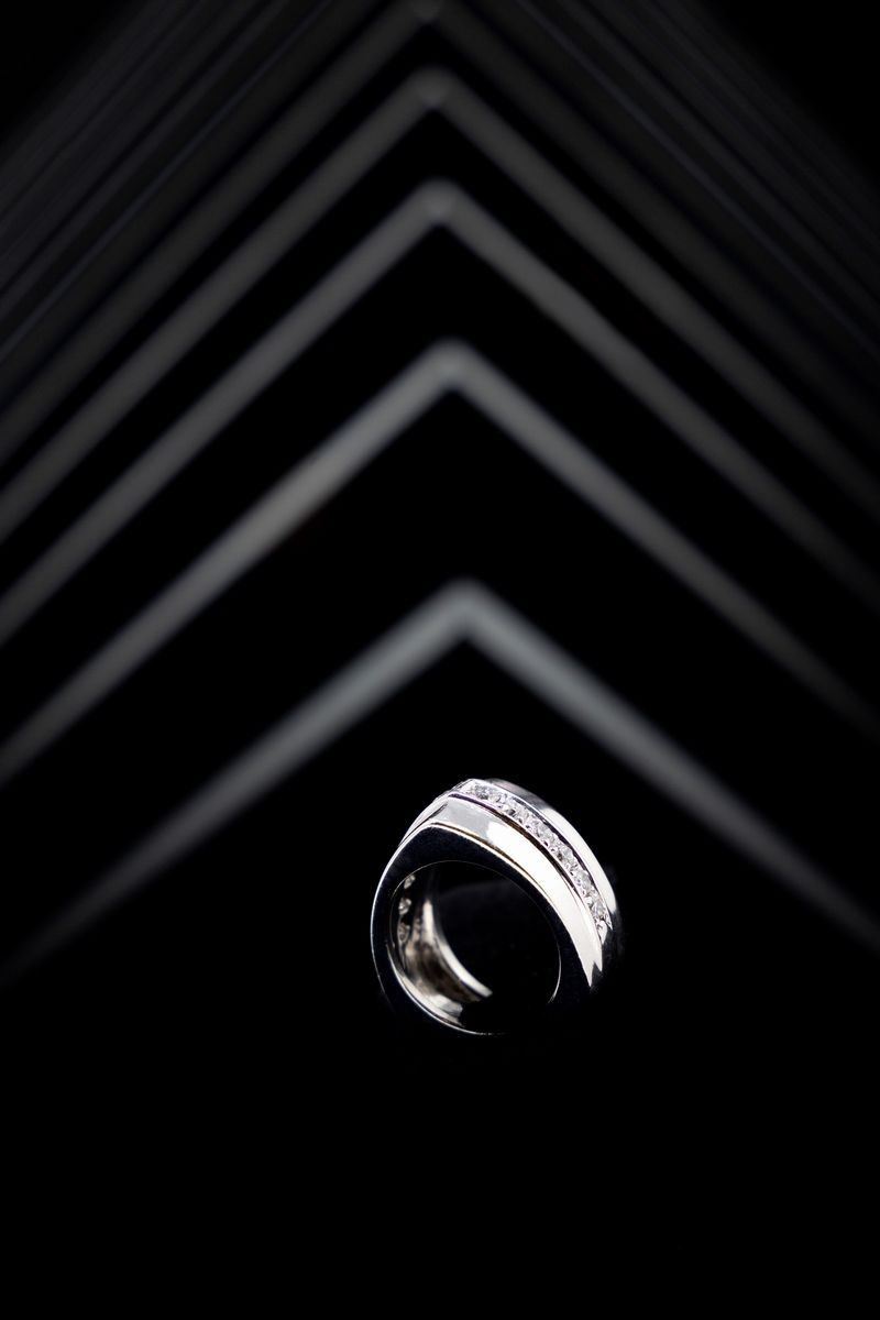 Anello a Fascia Bombata in Oro Bianco e Brillanti
