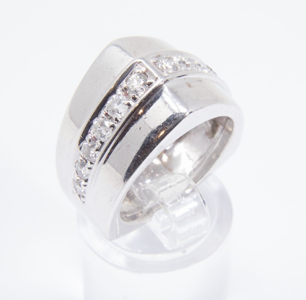 Anello a Fascia Bombata in Oro Bianco e Brillanti