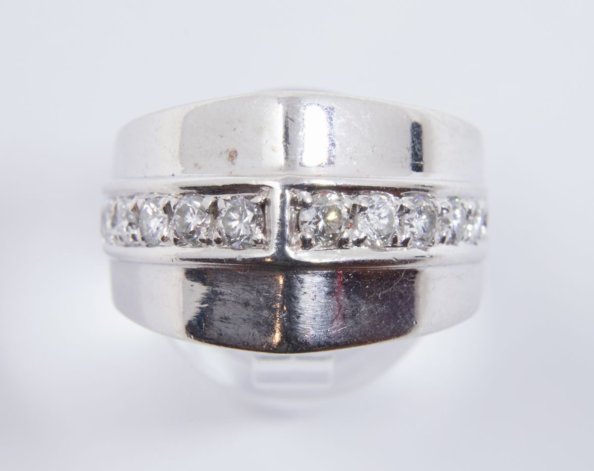 Anello a Fascia Bombata in Oro Bianco e Brillanti