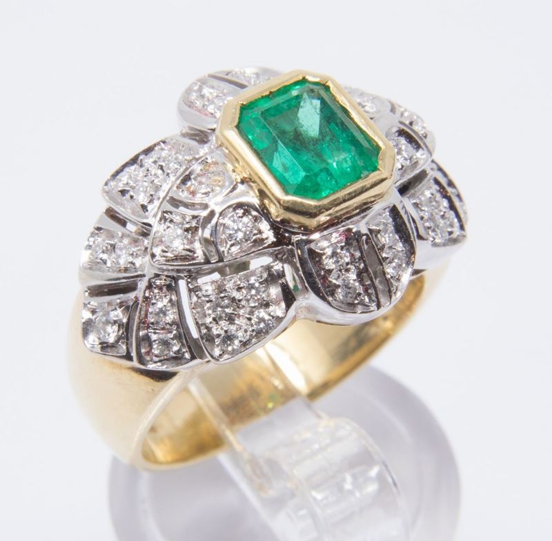 Anello in Oro Giallo e Bianco, Brillanti e Smeraldo