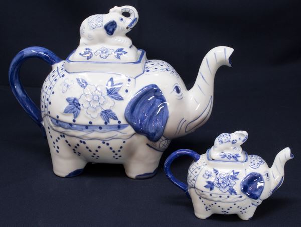 Due teiere in porcellana bianco blu a forma di elefante