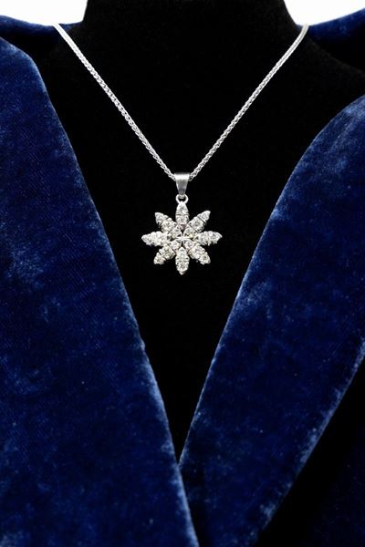 Collana in Oro Bianco con Pendente a Fiore in Brillanti