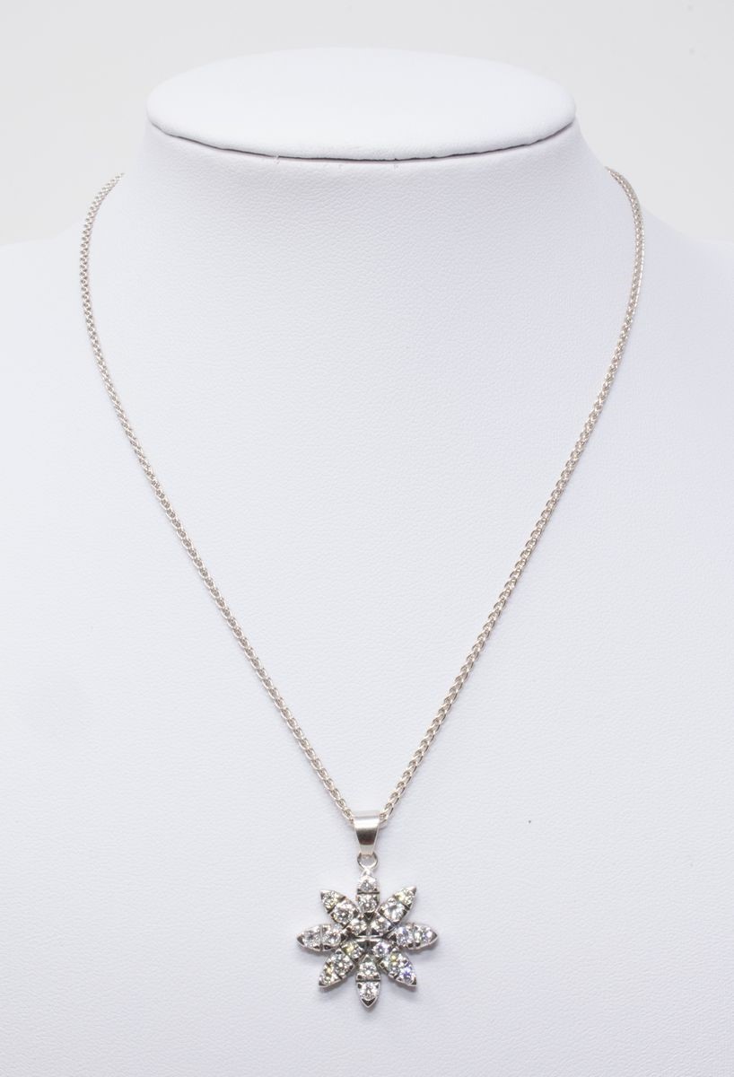 Collana in Oro Bianco con Pendente a Fiore in Brillanti