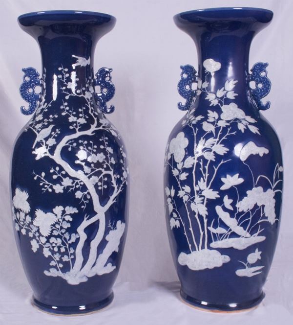 Coppia di vasi biansati a balaustra in porcellana blu