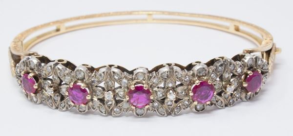 Bracciale rigido in oro giallo satinato e argento con rose di diamante e rubini  - Auction Jewels and Watches - Casa d'aste Farsettiarte
