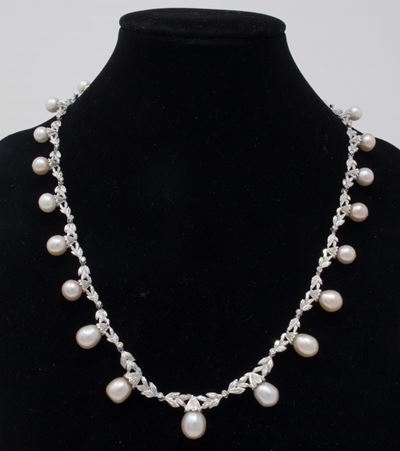 Collana Girocollo in Oro Bianco con Perle e Piccoli Diamanti