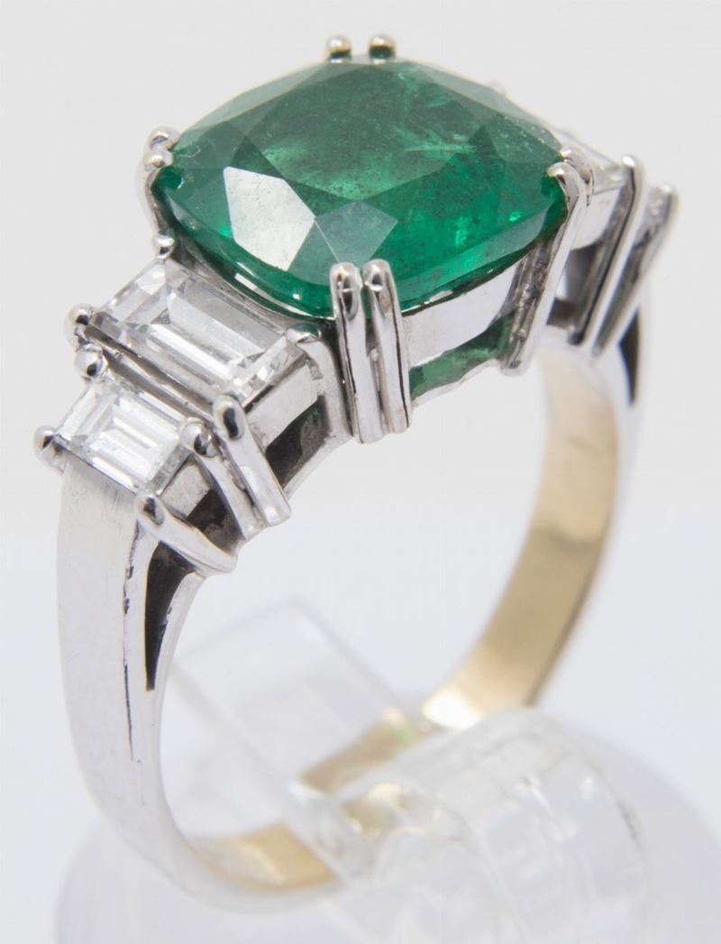 Anello in Oro Bianco Rodiato, Smeraldo e Diamanti