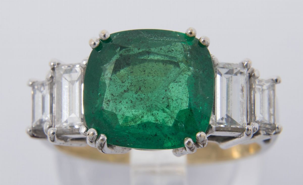 Anello in Oro Bianco Rodiato, Smeraldo e Diamanti