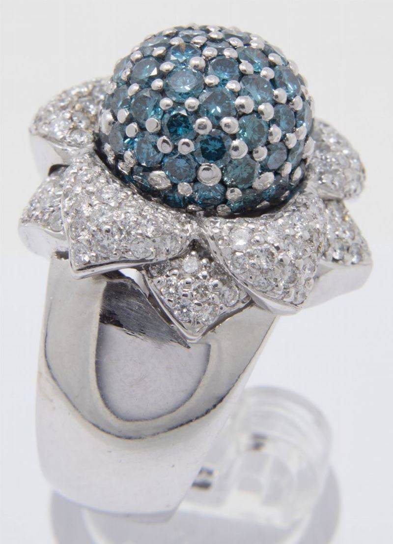 Anello in Oro Bianco, Diamanti Bianchi e Azzurri