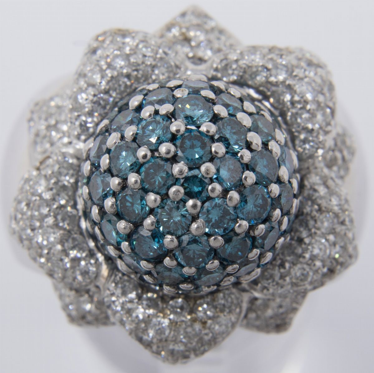 Anello in Oro Bianco, Diamanti Bianchi e Azzurri