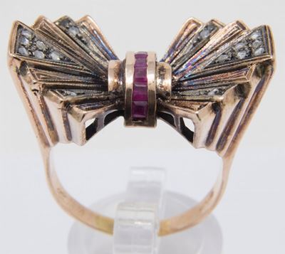 Anello a Fiocco in Oro Rosso con Rubini e Rose di Diamante