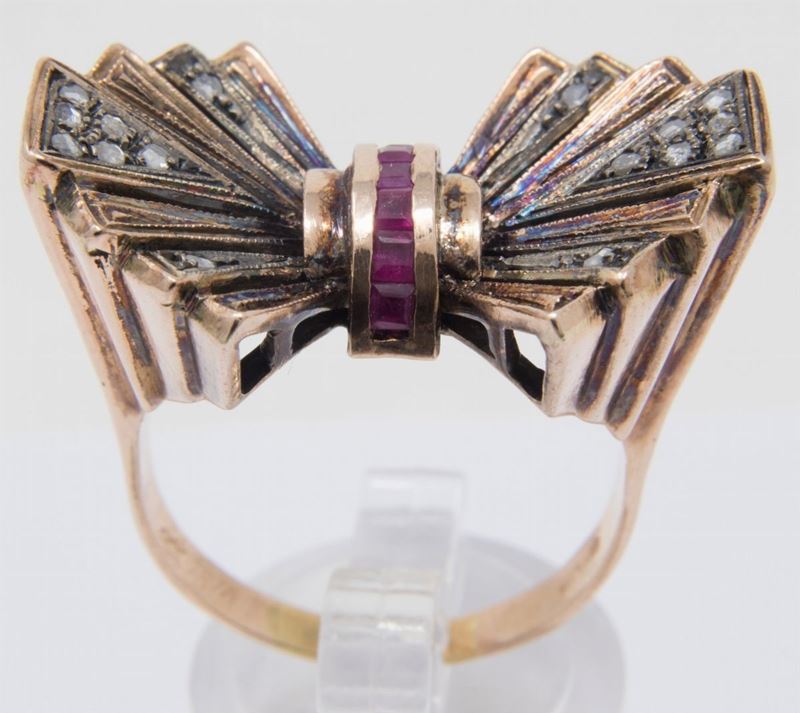 Anello a Fiocco in Oro Rosso con Rubini e Rose di Diamante