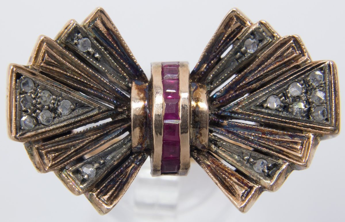 Anello a Fiocco in Oro Rosso con Rubini e Rose di Diamante