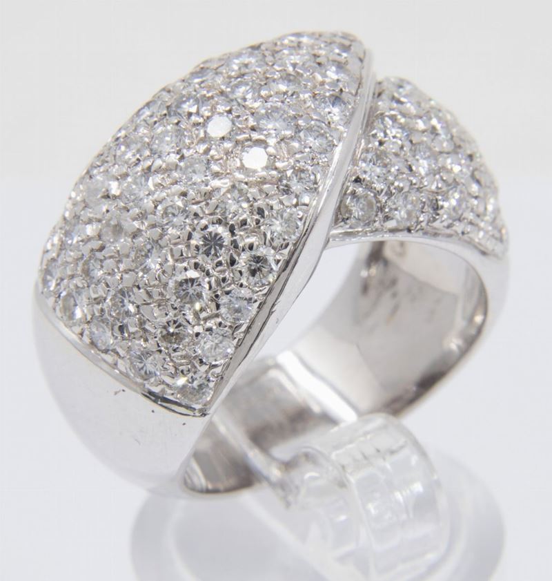 Anello a Fascia Intrecciata in Oro Bianco e Diamanti