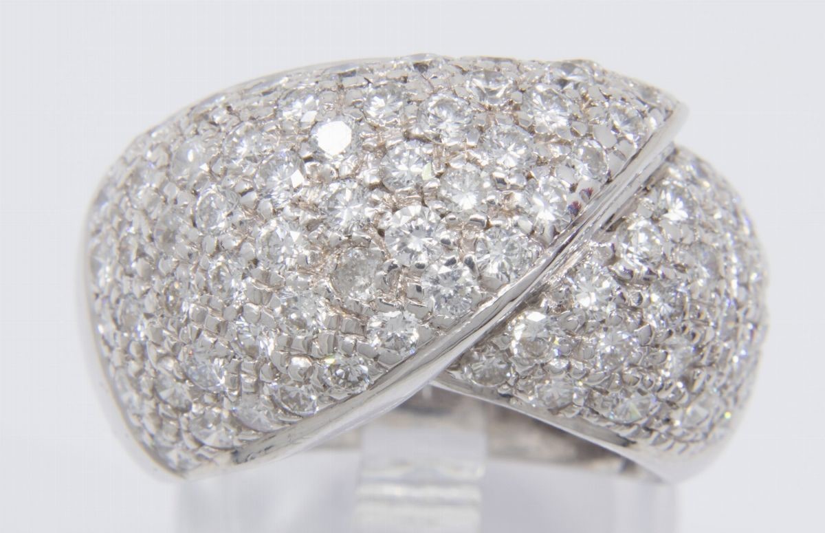 Anello a Fascia Intrecciata in Oro Bianco e Diamanti