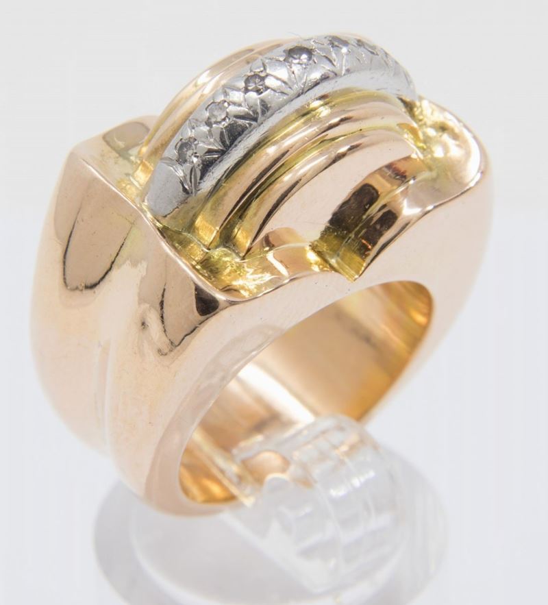 Anello a Ponte in Oro Rosa con Inserto Centrale in Platino e Piccoli Brillanti