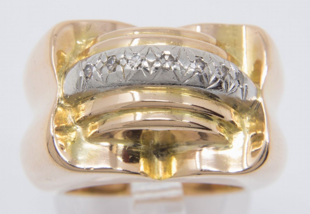 Anello a Ponte in Oro Rosa con Inserto Centrale in Platino e Piccoli Brillanti