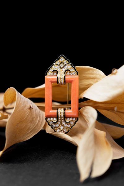 Spilla in Oro Giallo, Corallo, Smalti e Diamanti