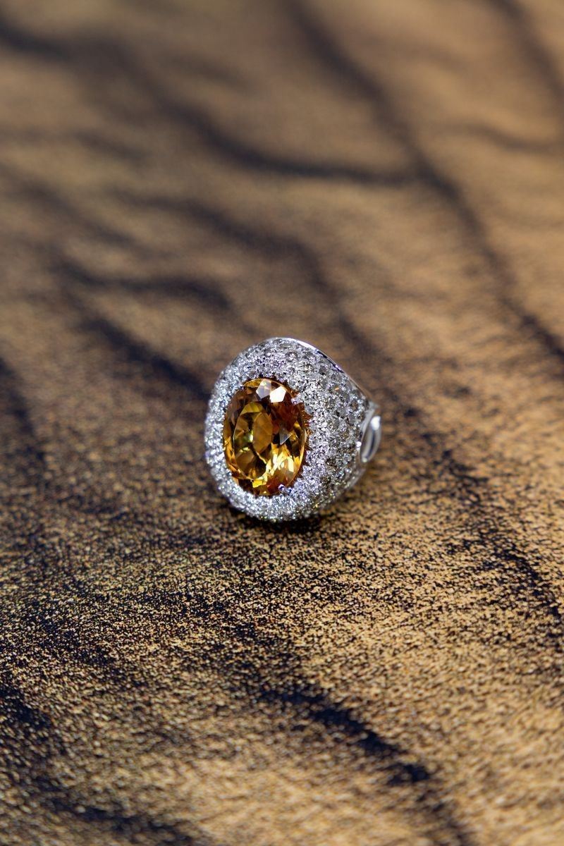 Anello a Fascia Bombata in Oro Bianco, Topazio, Diamanti Brown e Bianchi